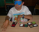 persona jugando con fichas de domin de texturas